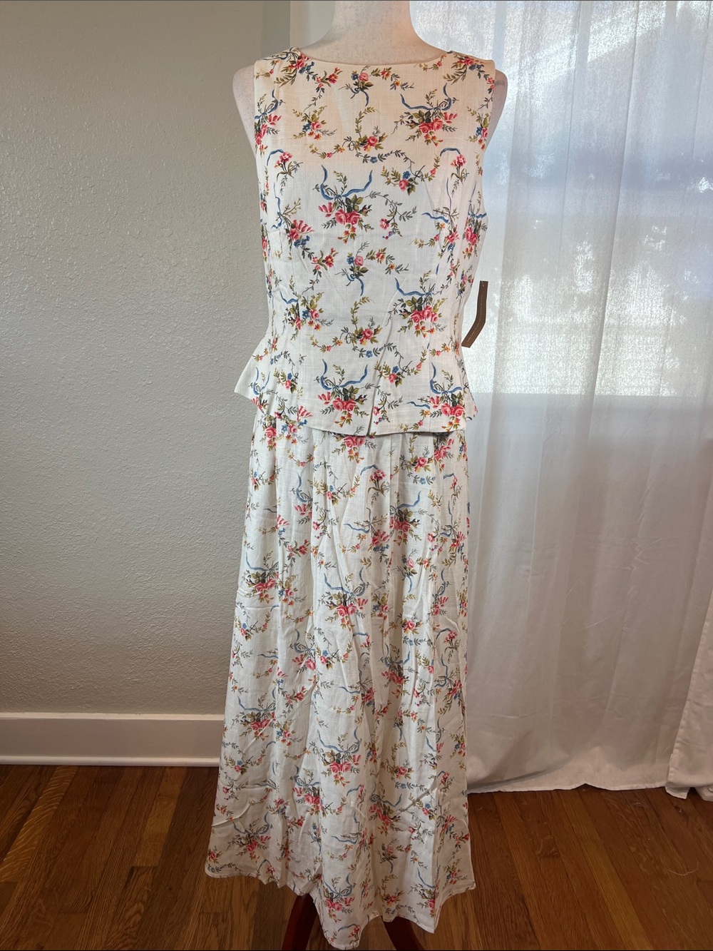 Sorella Cream Floral Two-Piece Skirt Set. Size 8. NWT